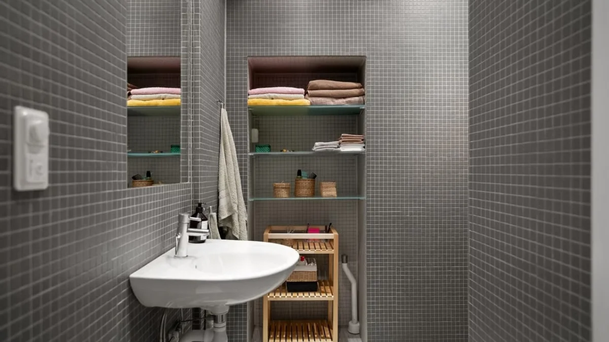 small bathroom storage ideas with recessed shelving and baskets
