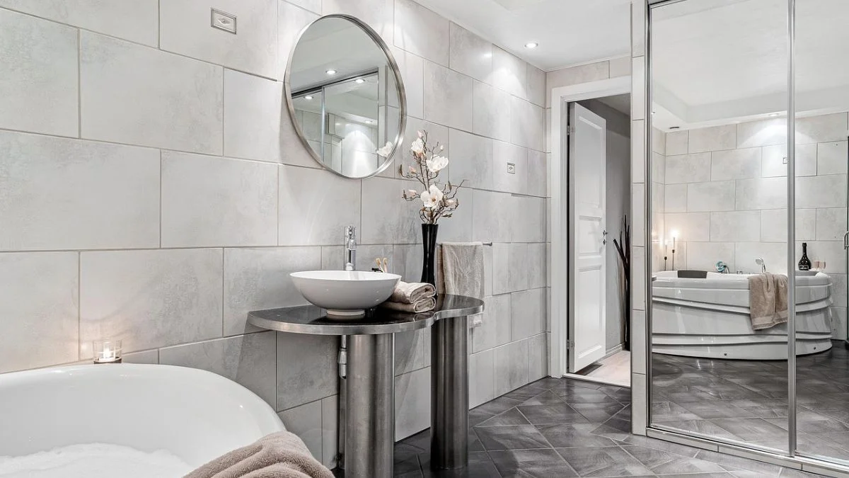 Round Mirrors for a Balanced Look