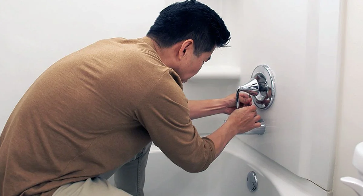 How to Fix a Leaky Bath Tub Faucet